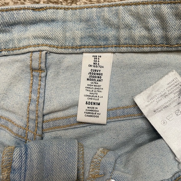 Light wash distressed knee curvy jeggings - Picture 5 of 5